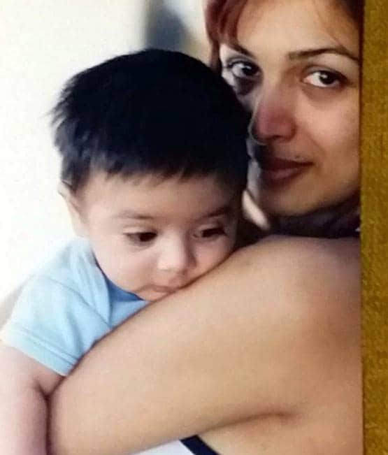 कुछ इस तरह मां को सलाम कर रहे बॉलीवुड स्टार्स, अनुष्का-करीना ने किए पोस्ट