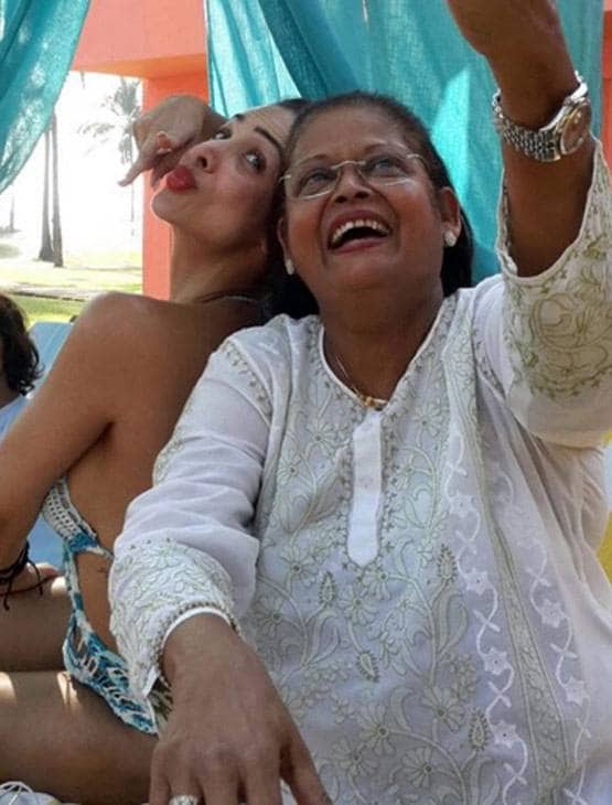 कुछ इस तरह मां को सलाम कर रहे बॉलीवुड स्टार्स, अनुष्का-करीना ने किए पोस्ट