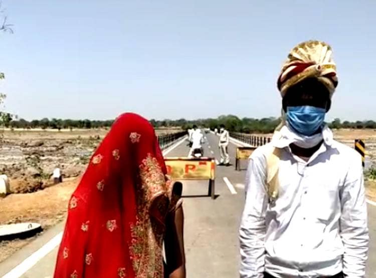 लॉकडाउन में शादी पर संकट, बाइक से ससुराल पहुंच गया दूल्हा