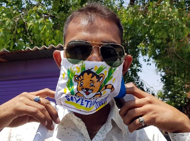 कलेक्टर ने किया ट्वीट तो लगी स्टेच्यू को मास्क पहनाने की होड़