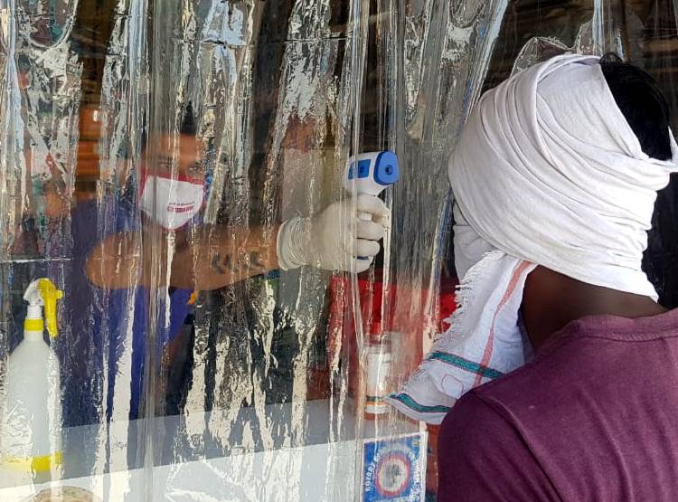 कलेक्टर ने किया ट्वीट तो लगी स्टेच्यू को मास्क पहनाने की होड़