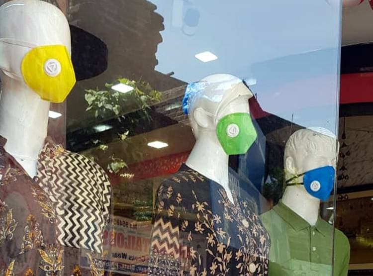 कलेक्टर ने किया ट्वीट तो लगी स्टेच्यू को मास्क पहनाने की होड़