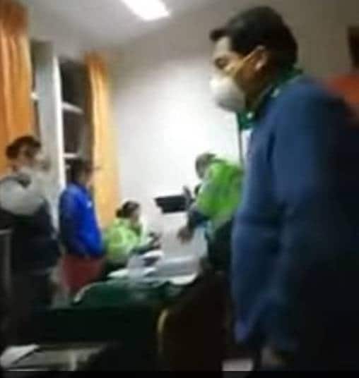 लॉकडाउन में मेयर कर रहा था दारू पार्टी, पकड़ा गया तो ताबूत में लेट गया