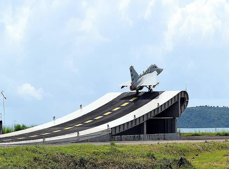 चीन के छक्के छुड़ाएगा स्वदेशी तेजस, इजरायल की इस मिसाइल से है लैस