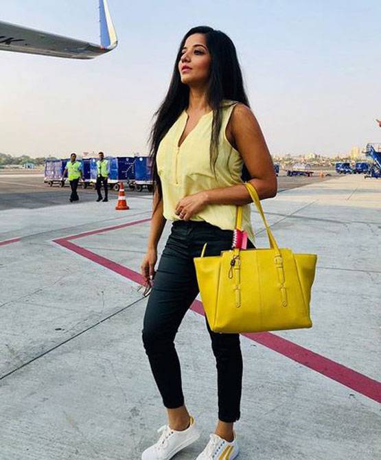 एयरपोर्ट से मोनालिसा ने शेयर की थ्रोबैक फोटोज, दिखा स्टाइलिश लुक