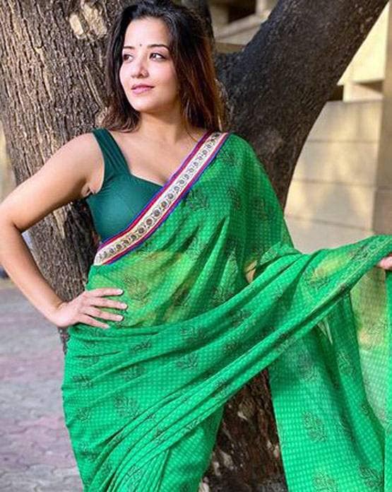 लॉकडाउन में छाया मोनालिसा का बोल्ड अवतार, ग्रीन आउटफिट में फोटोज वायरल