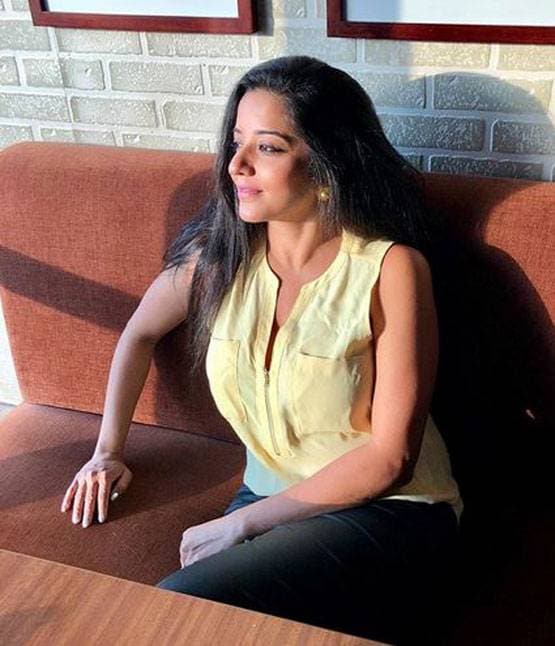 एयरपोर्ट से मोनालिसा ने शेयर की थ्रोबैक फोटोज, दिखा स्टाइलिश लुक