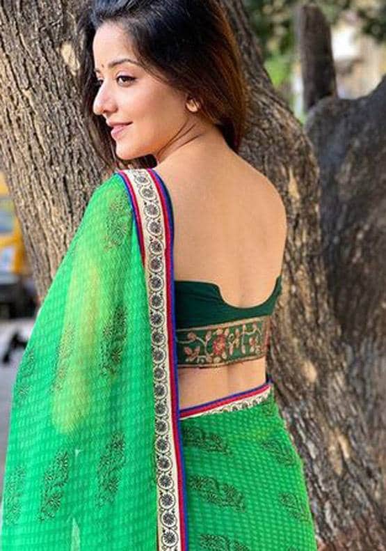 लॉकडाउन में छाया मोनालिसा का बोल्ड अवतार, ग्रीन आउटफिट में फोटोज वायरल