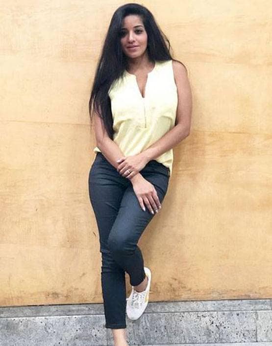 एयरपोर्ट से मोनालिसा ने शेयर की थ्रोबैक फोटोज, दिखा स्टाइलिश लुक