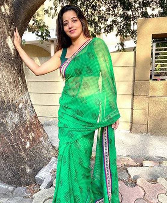 लॉकडाउन में छाया मोनालिसा का बोल्ड अवतार, ग्रीन आउटफिट में फोटोज वायरल