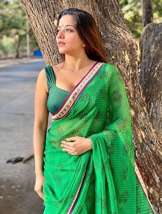 एयरपोर्ट से मोनालिसा ने शेयर की थ्रोबैक फोटोज, दिखा स्टाइलिश लुक