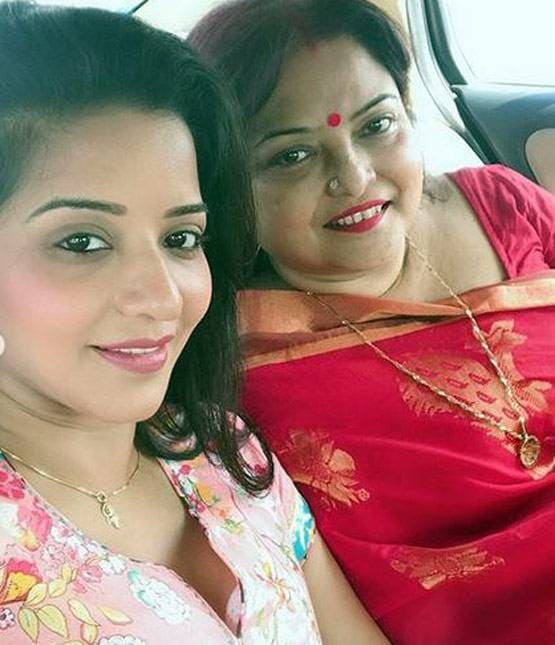 लॉकडाउन में छाया मोनालिसा का बोल्ड अवतार, ग्रीन आउटफिट में फोटोज वायरल