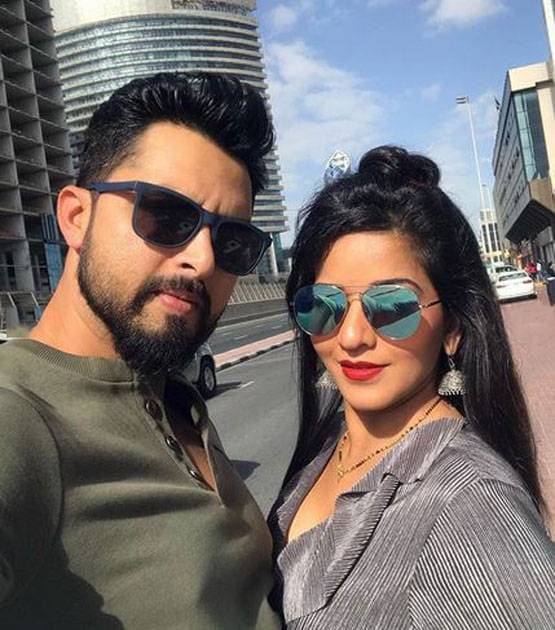 एयरपोर्ट से मोनालिसा ने शेयर की थ्रोबैक फोटोज, दिखा स्टाइलिश लुक