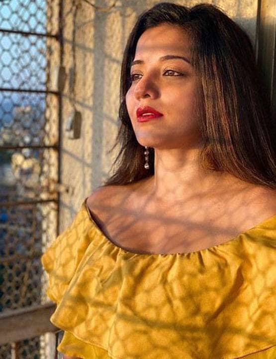 एयरपोर्ट से मोनालिसा ने शेयर की थ्रोबैक फोटोज, दिखा स्टाइलिश लुक