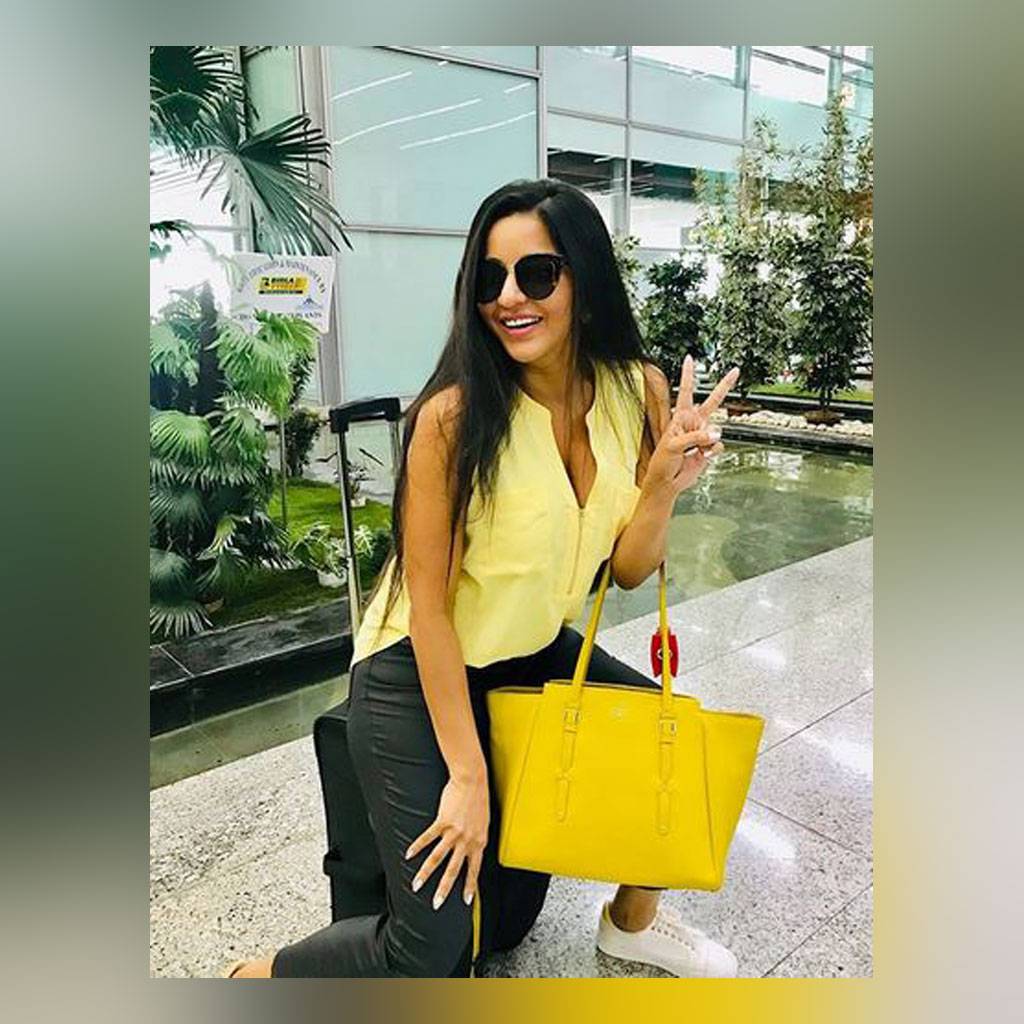 एयरपोर्ट से मोनालिसा ने शेयर की थ्रोबैक फोटोज, दिखा स्टाइलिश लुक