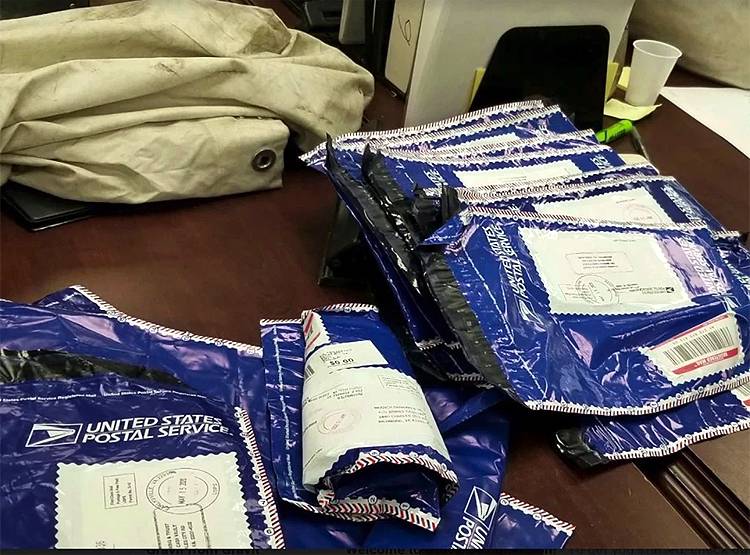 परिवार को कचरे में मिले दो बैग, खोलते ही उड़े होश, निकले 7.5 करोड़