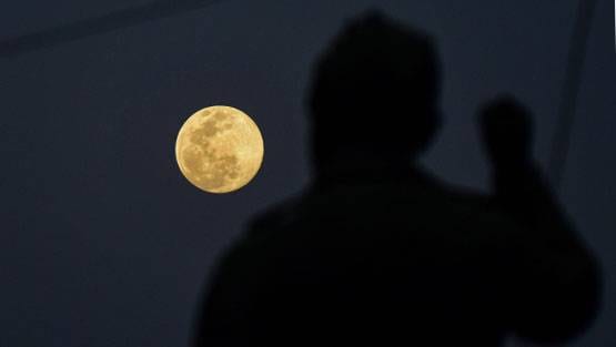 साल का आखिरी सुपरमून, ज्यादा चमकीला और खिला हुआ दिखा चांद