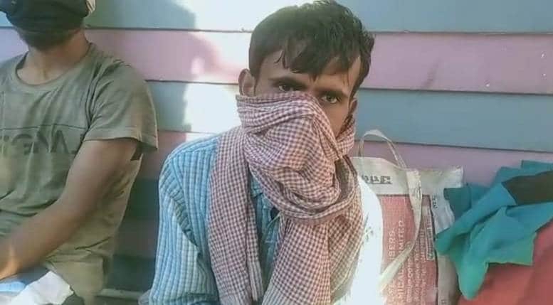 मजदूर को लूटकर भाग रहा था शख्स, लोगों ने पेड़ से बांधकर पीटा