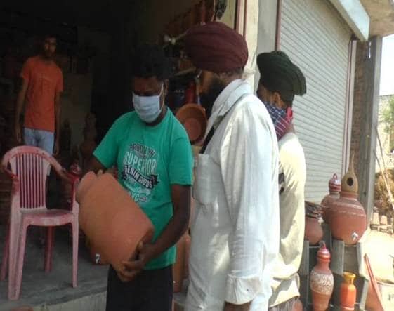 कोरोना काल में मिट्टी के बर्तन बनाने वालों की चांदी, ये है वजह