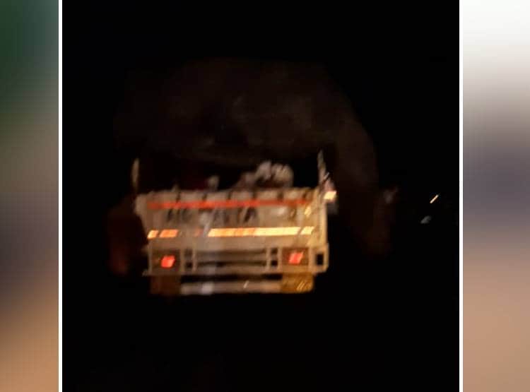 ट्रक में बुरी तरह से भरे हुए थे मजदूर, यूपी जाते वक्त पुलिस ने पकड़ा