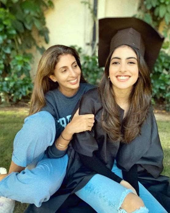 ग्रेजुएट हुईं अमिताभ की नातिन, बच्चन परिवार ने यूं मनाया जश्न