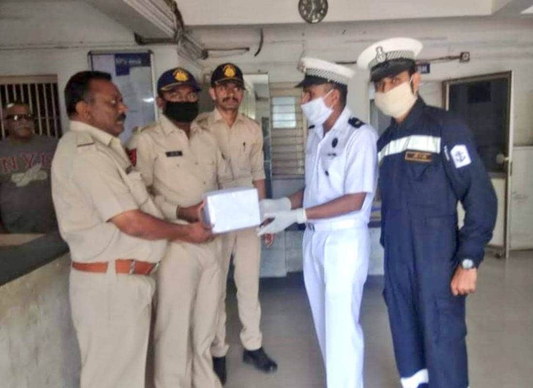 नेवी ने अलग अंदाज में दी कोरोना कर्मवीरों को सलामी, देखें तस्वीरें