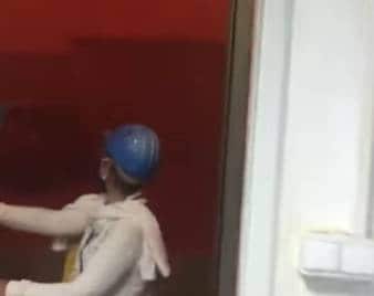 इस देश में अचानक लाल हो गया आसमान, लोग बोले- ये तो दुनिया का अंत है