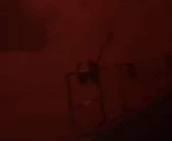 इस देश में अचानक लाल हो गया आसमान, लोग बोले- ये तो दुनिया का अंत है