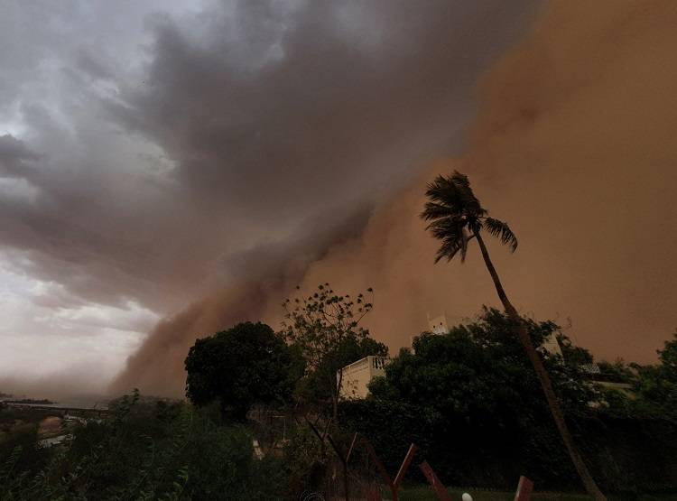 इस देश में अचानक लाल हो गया आसमान, लोग बोले- ये तो दुनिया का अंत है
