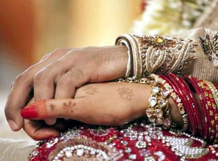 लॉकडाउन में बीवी मायके रह गई, शौहर ने रिश्तेदार से कर लिया निकाह