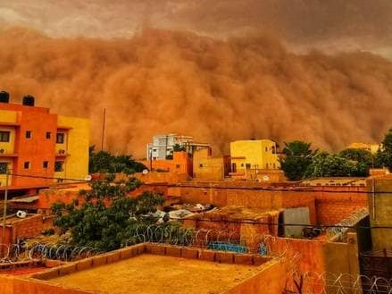 इस देश में अचानक लाल हो गया आसमान, लोग बोले- ये तो दुनिया का अंत है