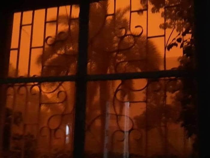 इस देश में अचानक लाल हो गया आसमान, लोग बोले- ये तो दुनिया का अंत है