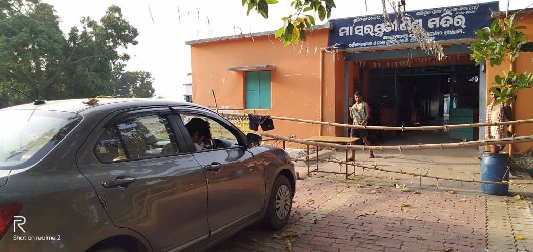 कोरोना का ऐसा डर, कार में अलग रहने के लिए होना पड़ा मजबूर