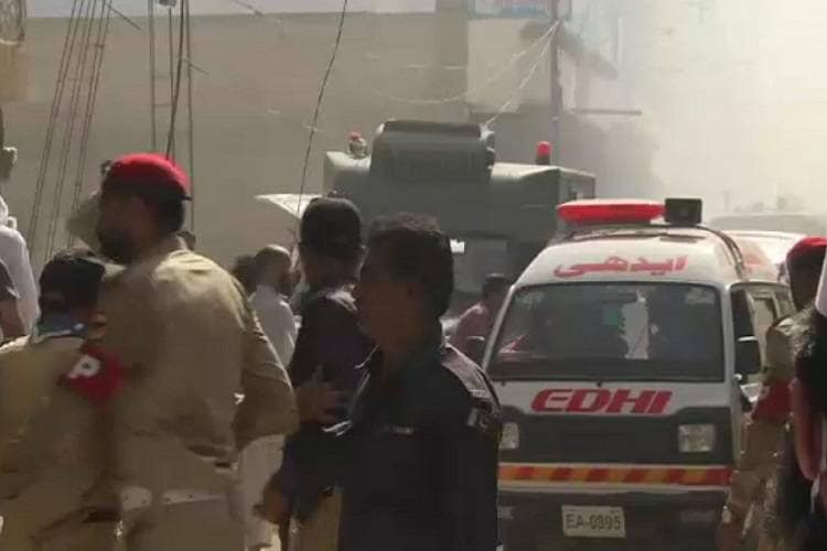 लैंडिंग से एक मिनट पहले इंजन हुआ फेल और गलियों में जा गिरा विमान