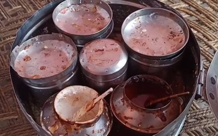 पान के पत्ते नहीं मिले तो अमरूद के पत्तों पर कत्था लगाकर खाने लगे शौकीन