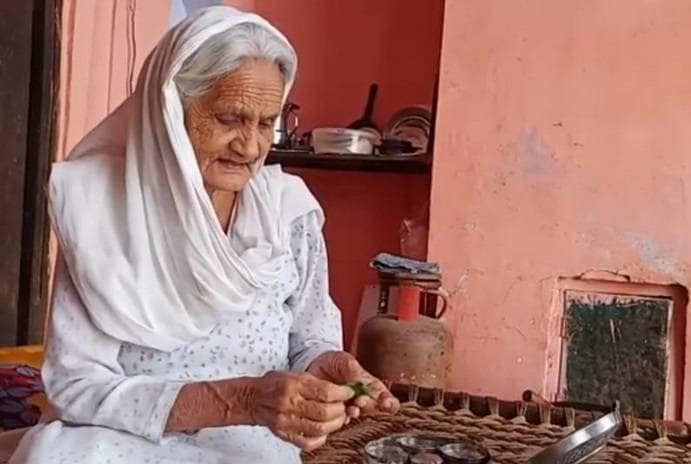 पान के पत्ते नहीं मिले तो अमरूद के पत्तों पर कत्था लगाकर खाने लगे शौकीन