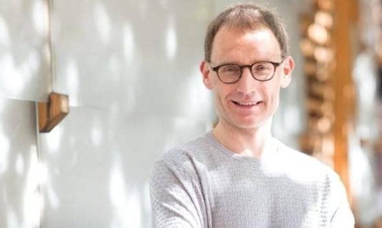 लॉकडाउन कराने वाले साइंटिस्ट ने तोड़ा नियम, गर्लफ्रेंड को बुलाया घर