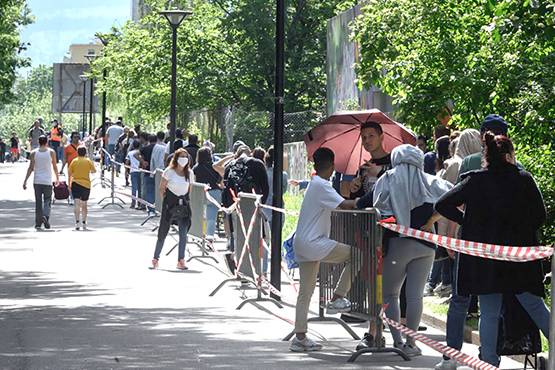 बेहद अमीर देश स्विटजरलैंड में भी खाने के लिए कतारों में लगे लोग