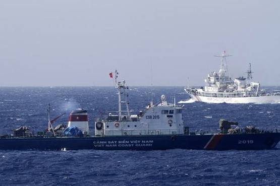 कोरोना महामारी के बीच अमेरिका ने क्यों चीन की ओर भेजे 3 युद्धपोत?