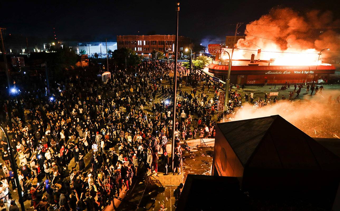 कोरोना संकट के बीच अश्वेत व्यक्ति की मौत पर क्यों उबल रहा अमेरिका?