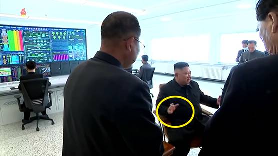 मीटिंग के दौरान सिगरेट पीते नजर आए किम जोंग उन, तस्वीरें वायरल