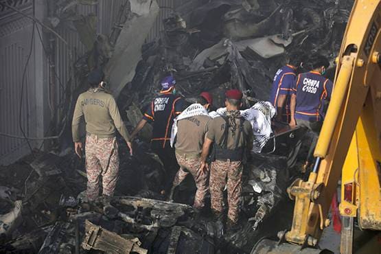 कैसे क्रैश हुआ विमान? जिंदा निकले शख्स ने सुनाया आंखों देखा हाल