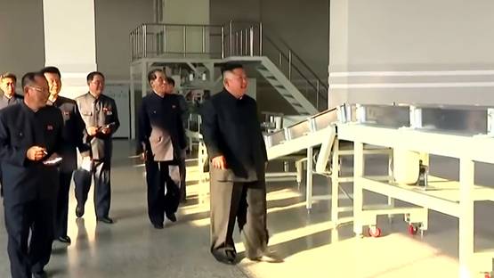 मीटिंग के दौरान सिगरेट पीते नजर आए किम जोंग उन, तस्वीरें वायरल