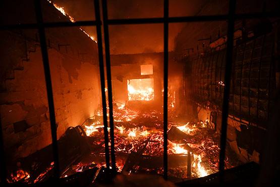 कोरोना संकट के बीच अश्वेत व्यक्ति की मौत पर क्यों उबल रहा अमेरिका?