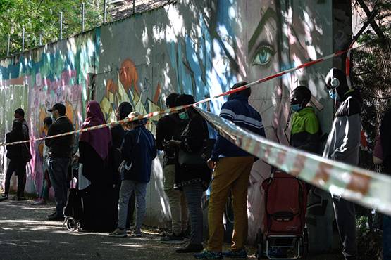 बेहद अमीर देश स्विटजरलैंड में भी खाने के लिए कतारों में लगे लोग