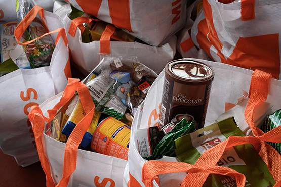 बेहद अमीर देश स्विटजरलैंड में भी खाने के लिए कतारों में लगे लोग