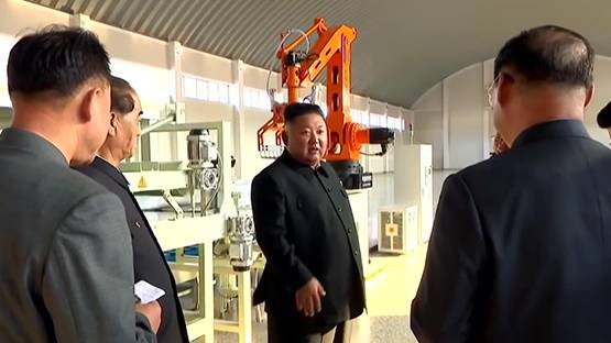 मीटिंग के दौरान सिगरेट पीते नजर आए किम जोंग उन, तस्वीरें वायरल