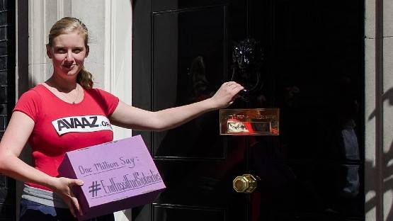 लॉकडाउन कराने वाले साइंटिस्ट ने तोड़ा नियम, गर्लफ्रेंड को बुलाया घर