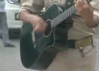 पुलिस अफसर ने स्टेशन पर गिटार बजाकर गाया 'गुलाबी आंखें', VIRAL