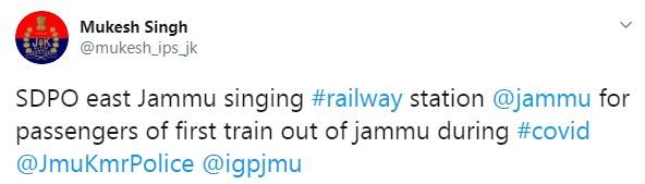 पुलिस अफसर ने स्टेशन पर गिटार बजाकर गाया 'गुलाबी आंखें', VIRAL